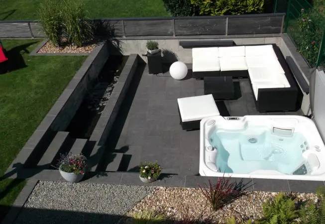 Betonbau Garten Whirlpool