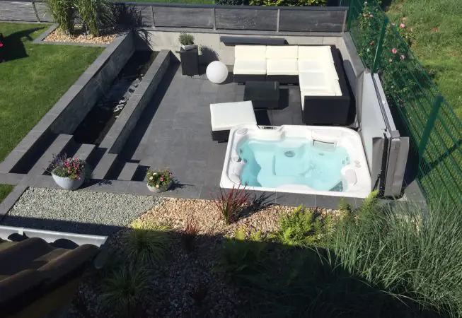 Betonbau Garten Whirlpool